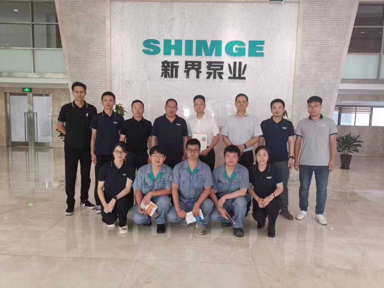 与新界泵业部分校友合影