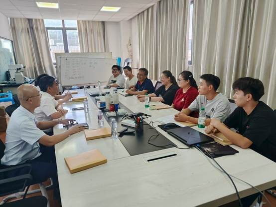 说明:会议室里的人们AI 生成的内容可能不正确。