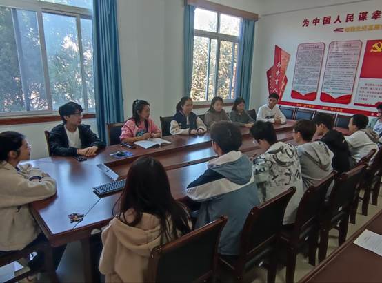 说明:一群人坐在桌子前描述已自动生成